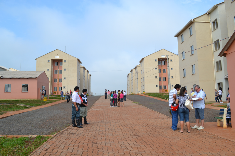 Famílias conhecem apartamentos do Romeu Goulart